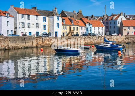 Farbenfrohe Reflexionen von Booten, die im Hafen von St Monans in East Neuk of Fife, Schottland, Großbritannien, vor Anker liegen Stockfoto