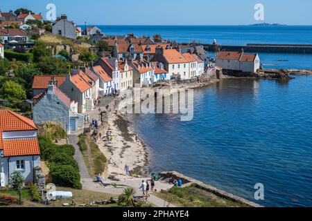 Blicken Sie hinunter auf die bunten Häuser auf dem Fife Coastal Path, während er am Ufer von Pittenweem in East Neuk of Fife, Schottland, Großbritannien, vorbeiführt Stockfoto