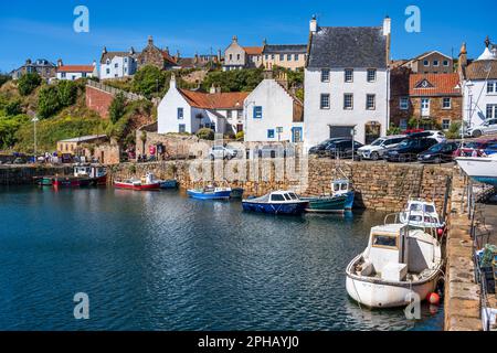 Farbenfrohe Boote im Hafen der malerischen Küstenstadt Crail in East Neuk of Fife, Schottland, Großbritannien Stockfoto