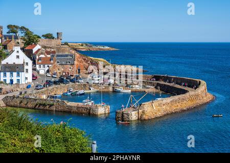 Erhöhte Aussicht über die Bucht zum geschützten Hafen der malerischen Küstenstadt Crail in East Neuk of Fife, Schottland, Großbritannien Stockfoto