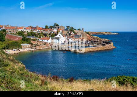 Erhöhte Aussicht über die Bucht zum geschützten Hafen der malerischen Küstenstadt Crail in East Neuk of Fife, Schottland, Großbritannien Stockfoto