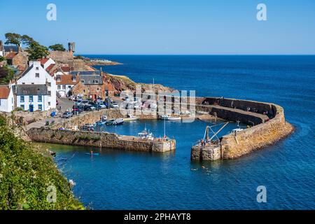 Erhöhte Aussicht über die Bucht zum geschützten Hafen der malerischen Küstenstadt Crail in East Neuk of Fife, Schottland, Großbritannien Stockfoto