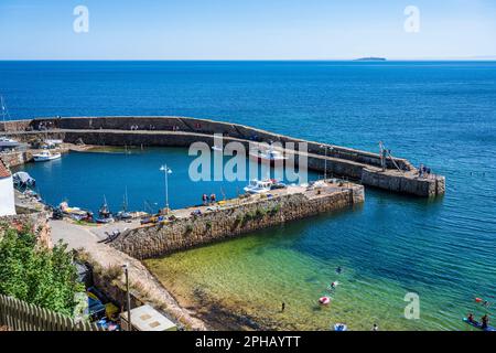 Erhöhte Aussicht auf den geschützten Hafen der malerischen Küstenstadt Crail in East Neuk of Fife, Schottland, Großbritannien Stockfoto