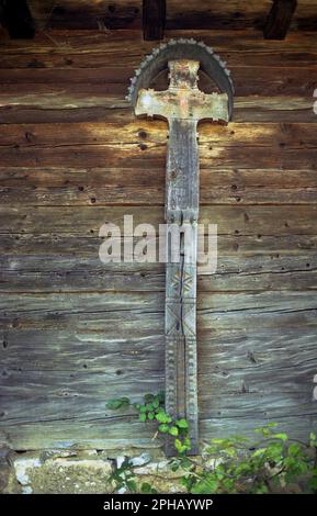 Alun, Hunedoara County, Rumänien, 2003. Handgeschnitztes Kreuz auf der Außenseite der verlassenen christlich-orthodoxen Kirche, historisches Denkmal aus dem 17. Jahrhundert. Stockfoto