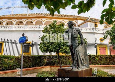 Sevilla, Spanien - 4. März 2023. Die Statue des berühmten spanischen Stierkämpfers Curro Romero vor der Plaza de Toros de la Real Maestranza de Caballeria d Stockfoto