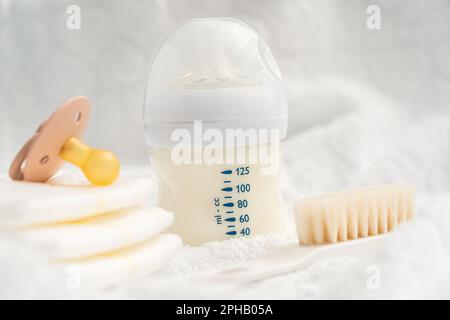 Artikel für die Pflege eines Neugeborenen für seine Gesundheit und Freude Stockfoto