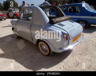 Le Bourget du lac, Frankreich - August 19. 2012 : Öffentliche Ausstellung von Oldtimern. Konzentrieren Sie sich auf die Rückseite einer blauen Vespa 400. Stockfoto