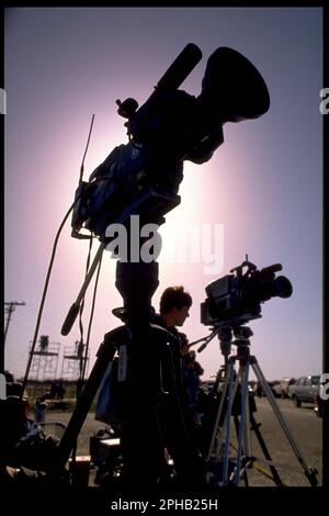 Waco Texas, USA, März 1993: Fernsehkameras und andere Fahrzeuge drängen die zweispurige Landstraße zum Eingang des Branch Davidian Complex mitten in der 51-tägigen Pattsituation zwischen Mitgliedern der religiösen Gruppe und Bundes- und Landespolizeibehörden. Die andauernde Belagerung des Mount Carmel wurde schnell zu nationalen Nachrichten und zu einem Höhepunkt unter denjenigen, die die Regierung wegen Verfolgung und Überschreitung kritisierten. ©Bob Daemmrich Stockfoto