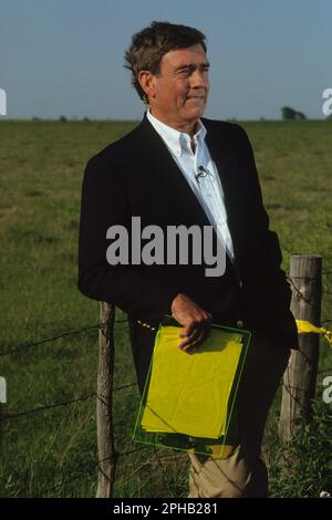 Waco Texas, USA, März 1993: CBS-Nachrichtensprecher Dan Rather nimmt eine Pause von der Live-Berichterstattung über die Pattsituation zwischen Bundespolizeibehörden und der religiösen Gruppe von Branch Davidian, die sich am nahe gelegenen Mount Carmel verkrochen hat. ©Bob Daemmrich Stockfoto