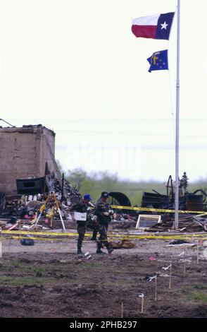 Waco, Texas, USA, 21. April 1993: Bundesagenten untersuchen den Tatort auf dem Gelände von Branch Davidian zwei Tage, nachdem ein verheerender Brand 76 Mitglieder getötet hatte, die sich auf dem Grundstück des religiösen Kult verschanzten und eine 51-tägige Pattsituation mit den Bundesbehörden beendeten. ©Bob Daemmrich Stockfoto