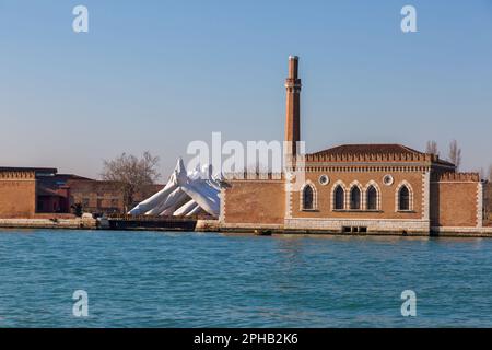 Brückenbau Skulptur des Künstlers Lorenzo Quinn mit 6 Paar monumentaler Hände, Weisheit Hope Liebe hilft der religiösen Freundschaft in Venedig, Italien Stockfoto