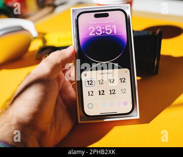 Paris, Frankreich – 17. September 2022: Einstellen von Schriftart und Farbe auf dem neuen iPhone 14 Pro-Hintergrundbild-Smartphone Stockfoto