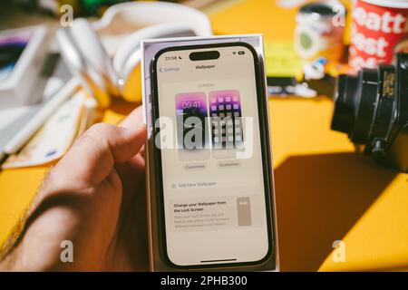Paris, Frankreich - 17. September 2022: POV-Handeinstellung des aktuellen Hintergrundbilds auf dem neuen iPhone 14 Pro-Smartphone Stockfoto