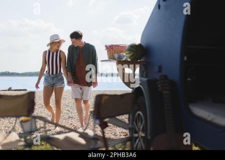 Ein junges Paar vor dem Van während der Sommerferien. Stockfoto