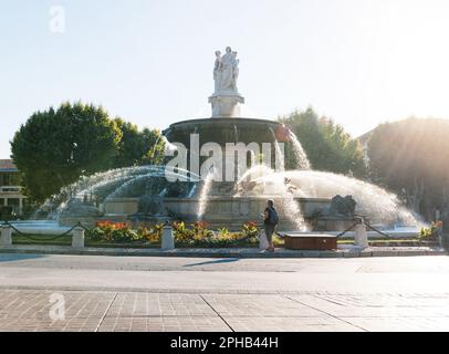 Aix-en-provence, Frankreich - 17. Juli 2014: Ein wunderschöner Brunnen - Ontaine de la rotonde - auf dem Marktplatz von Aix-en-Provence, Frankreich, mit einer atemberaubenden Skulptur, die Wasser sprüht und von majestätischer Architektur, Bäumen und Pflanzen umgeben ist - Fußgängerzonen in der Nähe Stockfoto