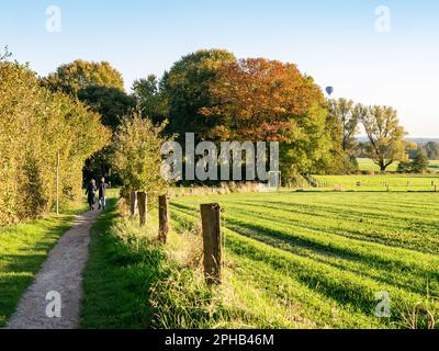 Ein älteres Paar, das auf einem Fußweg durch die Natur in der Nähe der Stadt Ootmarsum, Overijssel, Niederlande, spaziert Stockfoto