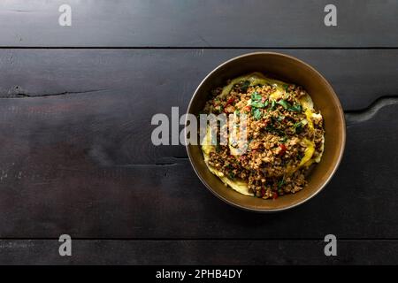 Hackfleisch mit Basilikum-Reis auf dem Holzboden, Blick von oben Stockfoto