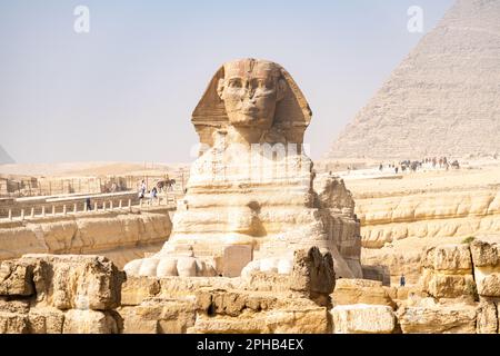 Blick auf die große Sphinx und die Pyramiden von Gizeh in Ägypten Stockfoto