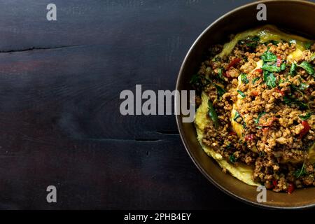 Hackfleisch mit Basilikum-Reis auf dem Holzboden, Blick von oben Stockfoto