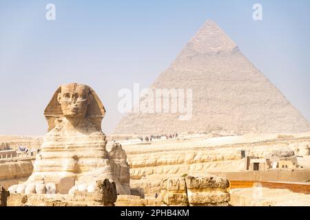 Blick auf die große Sphinx und die Pyramiden von Gizeh in Ägypten Stockfoto