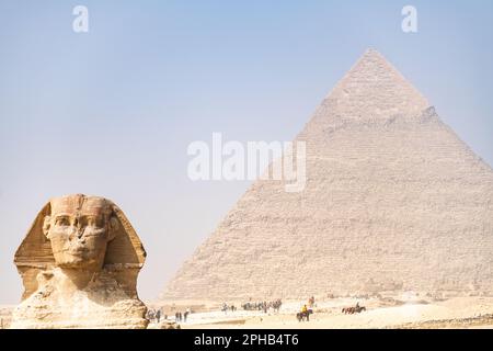 Blick auf die große Sphinx und die Pyramiden von Gizeh in Ägypten Stockfoto