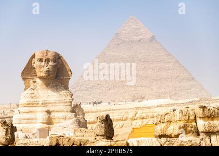 Blick auf die große Sphinx und die Pyramiden von Gizeh in Ägypten Stockfoto