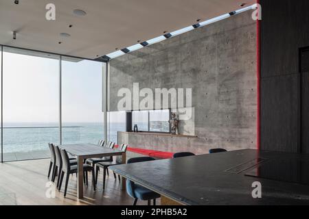 Küche und Essbereich mit Sitzgelegenheiten. Ravine House, South Coogee, Australien. Architekt: Rolf Ockert Architect, 2023. Stockfoto