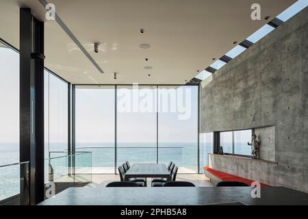 Mit Blick auf die Kücheninsel, Bank zum Essbereich. Ravine House, South Coogee, Australien. Architekt: Rolf Ockert Architect, 2023. Stockfoto