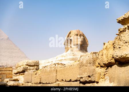 Blick auf die große Sphinx und die Pyramiden von Gizeh in Ägypten Stockfoto