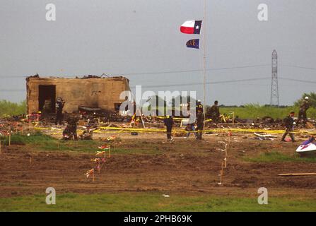 Texas, USA. 17. April 2001. Waco, TX Cult, nach dem Brand von Branch Davidian. © Bob Daemmrich/.Image gibt die besten Bilder bis zu 5'' x 7'' mit 300 dpi wieder. (Kreditbild: © Bob Daemmrich/ZUMA Press Wire) NUR REDAKTIONELLE VERWENDUNG! Nicht für den kommerziellen GEBRAUCH! Stockfoto