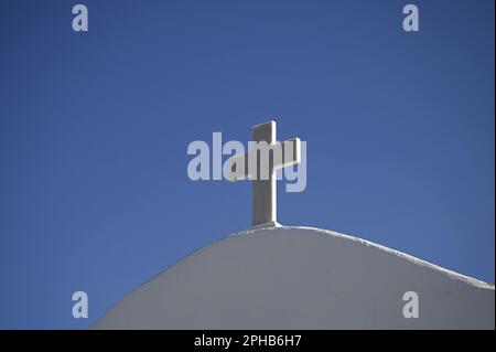 Marmorkreuz auf dem Dach des Aghios Nikolaos, einer malerischen griechisch-orthodoxen Kirche in Rafina, Attika Griechenland. Stockfoto