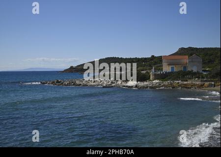 Landschaft mit malerischem Blick auf ein traditionelles Sommerhaus an der Küste von Sounion in Attika, Griechenland. Stockfoto