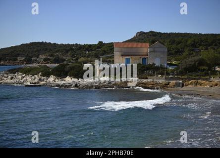 Landschaft mit malerischem Blick auf ein traditionelles Sommerhaus an der Küste von Sounion in Attika, Griechenland. Stockfoto