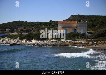 Landschaft mit malerischem Blick auf ein traditionelles Sommerhaus an der Küste von Sounion in Attika, Griechenland. Stockfoto