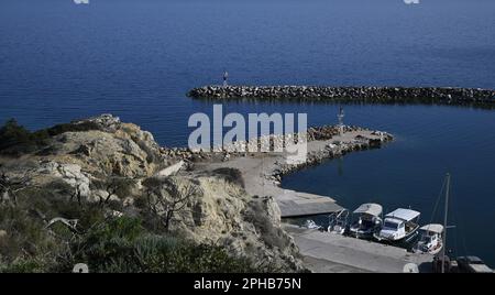 Seascape mit traditionellen griechischen Fischerbooten im Hafen von Rafina in Attika, Griechenland. Stockfoto