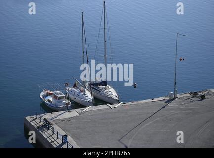 Seascape mit Segelbooten im Hafen von Rafina in Attika, Griechenland. Stockfoto