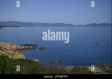 Malerische Meereslandschaft an der Küste von Rafina in Attica, Griechenland. Stockfoto