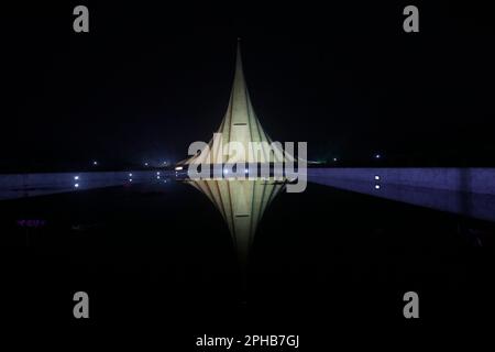 Dhaka, Bangladesch - 26. März 2023: Das Nationale Märtyrerdenkmal von Bangladesch wurde zu Ehren und Gedenken an diejenigen errichtet, die während des Krieges von Libera starben Stockfoto