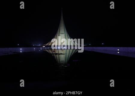 Dhaka, Bangladesch - 26. März 2023: Das Nationale Märtyrerdenkmal von Bangladesch wurde zu Ehren und Gedenken an diejenigen errichtet, die während des Krieges von Libera starben Stockfoto