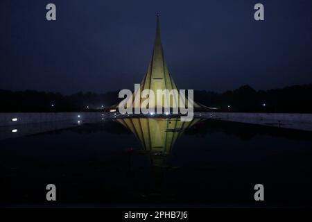 Dhaka, Bangladesch - 26. März 2023: Das Nationale Märtyrerdenkmal von Bangladesch wurde zu Ehren und Gedenken an diejenigen errichtet, die während des Krieges von Libera starben Stockfoto