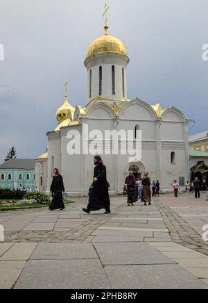 RUSSLAND-2009 : orthodoxe dreifaltigkeitskathedrale St. Sergius und unidentifizierte Menschen, Russland 2009 Stockfoto