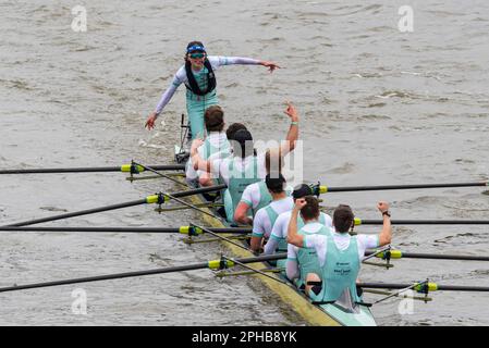 Bootsrennen 2023. Cambridge cox Jasper Parish feiert den Sieg des Teams nach der Ziellinie beim University Boat Race Stockfoto