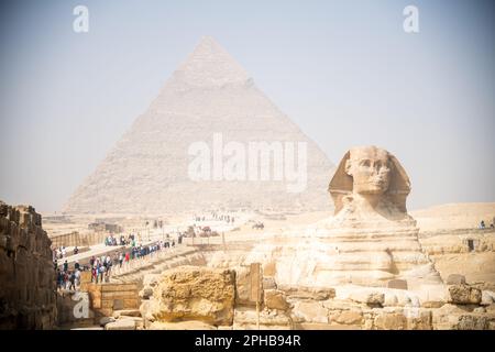 Blick auf die große Sphinx und die Pyramiden von Gizeh in Ägypten Stockfoto