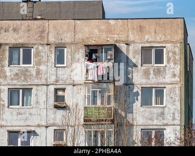 Abgenutztes Wohnhaus aus der kommunistischen Ära gegen blauen Himmel in Bukarest Rumänien. Hässliches traditionelles kommunistisches Wohnensemble Stockfoto