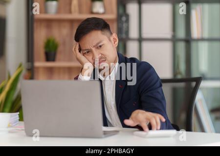 Geschäftsleute haben Stress und Kopfschmerzen mit vielen Problemen. Der Mann macht sich Sorgen und finanzielle Probleme Stockfoto