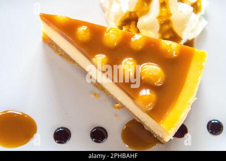 Macadamia-Karamellkuchen auf einem Teller Küche Dessert süßes Essen. Stockfoto