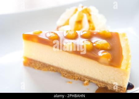 Macadamia-Karamellkuchen auf einem Teller Küche Dessert süßes Essen. Stockfoto