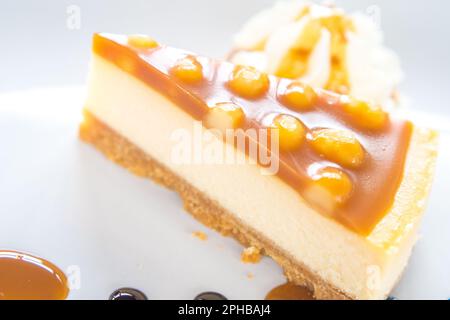 Macadamia-Karamellkuchen auf einem Teller Küche Dessert süßes Essen. Stockfoto