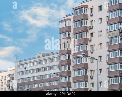 Neues, renoviertes altes kommunistisches Apartmentgebäude. Hässliches, traditionelles kommunistisches Wohnensemble Stockfoto