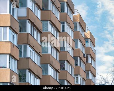 Neues, renoviertes altes kommunistisches Apartmentgebäude. Hässliches, traditionelles kommunistisches Wohnensemble Stockfoto